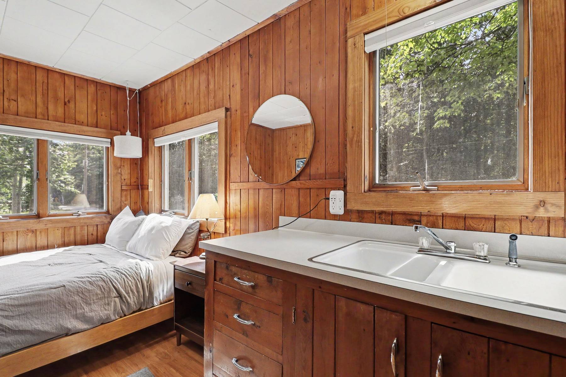bedroom sink detail